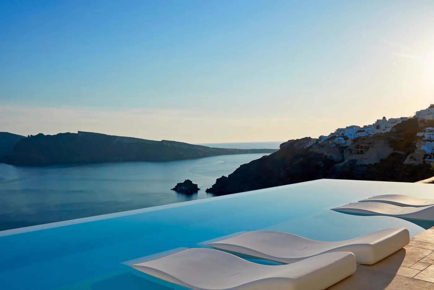 Caldera-edge suite and pool