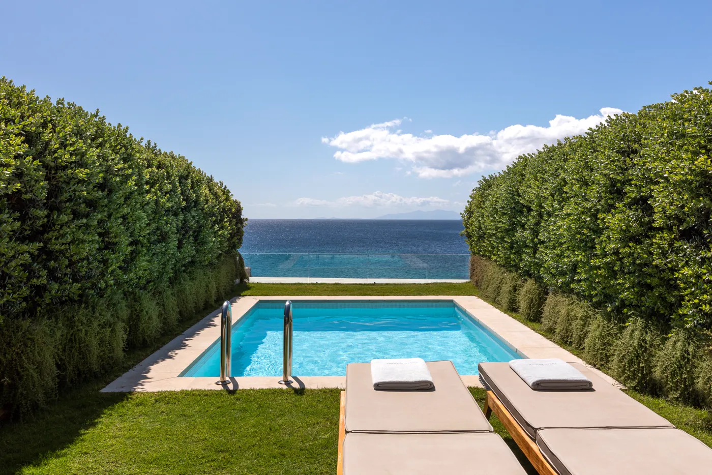 Suite with private pool and sea view